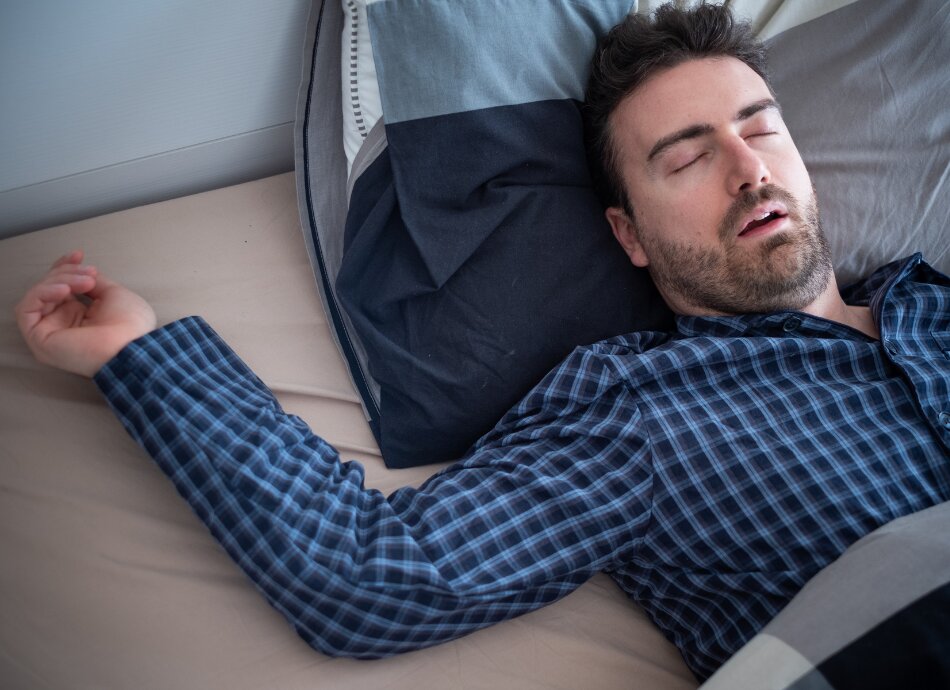 Man snoring canva 950x690