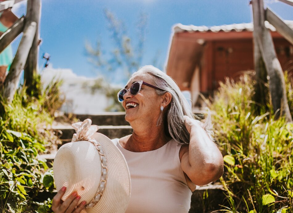 Older woman sunhat glasses 950x690